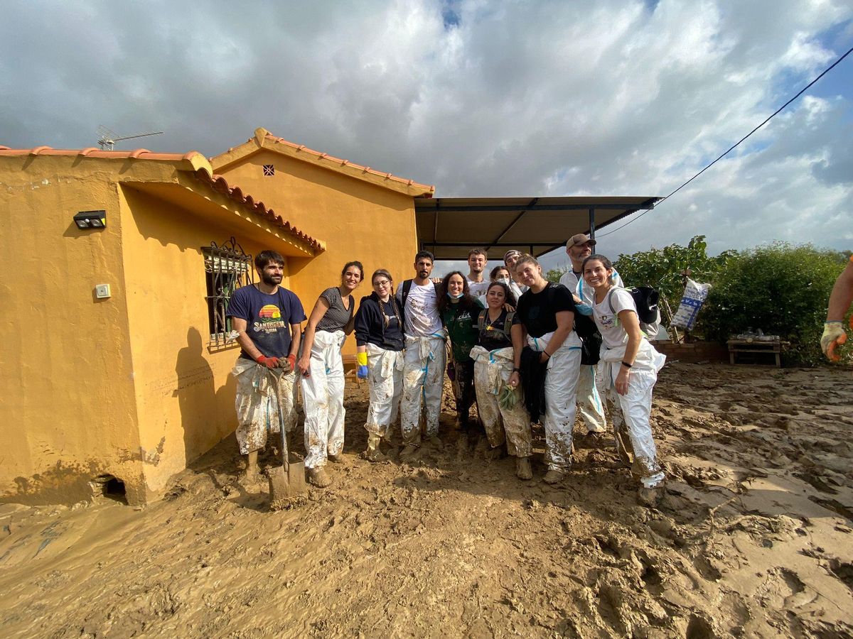 Genially promueve con periodicidad el 'Día de Impacto', en el que sus profesionales realizan actividades de voluntariado en la ciudad o provincia donde viven. En la imagen, algunos integrantes de su equipo de Málaga, que optó el pasado mes de noviembre por dedicar ese día a trabajar en las tareas de limpieza en Álora tras los daños causados por una torrencial dana.