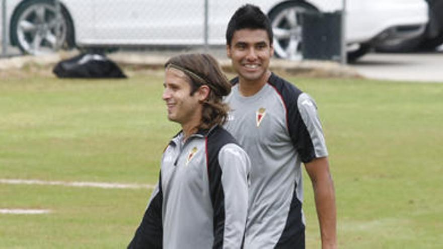 Los argentinos Nicolás Martínez y Mauro Dos Santos se retiran del entrenamiento de ayer en las instalaciones de Cobatillas.