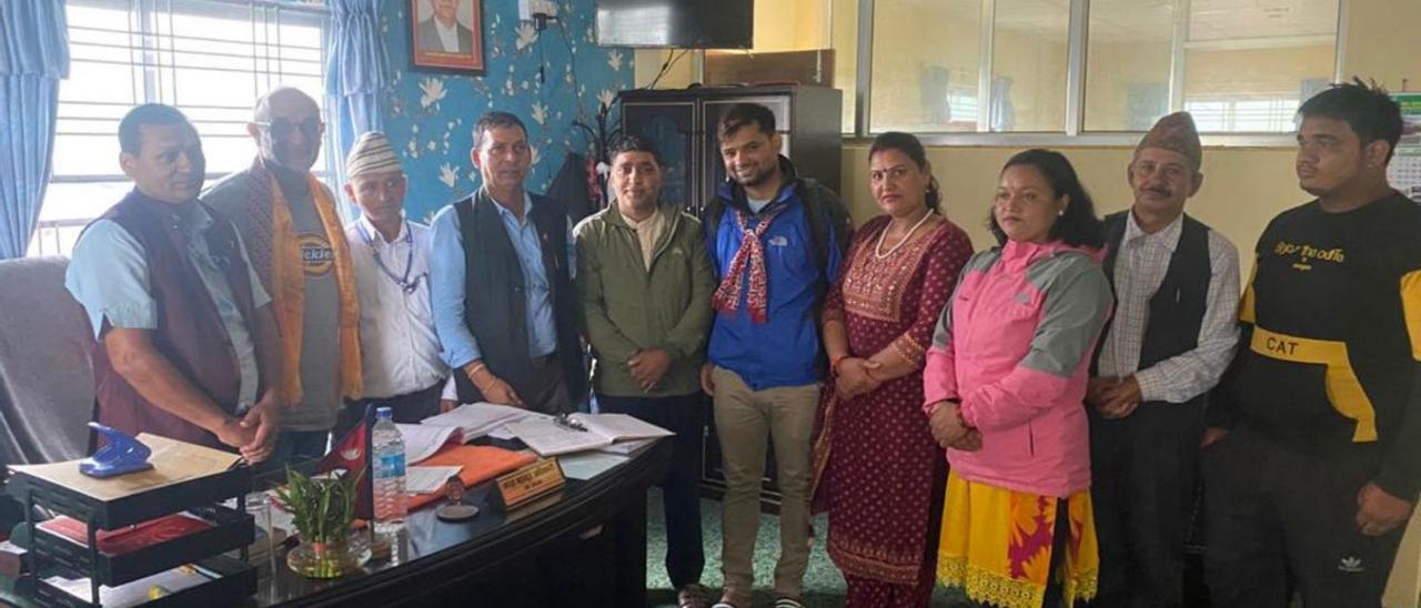 Los voluntarios ibicencos, con las autoridades de la ciudad de Pokhara.