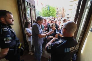 Hablan los jubilados que han dormido en la calle para conseguir un crucero barato: "Llevamos desde las 21:30 haciendo cola"