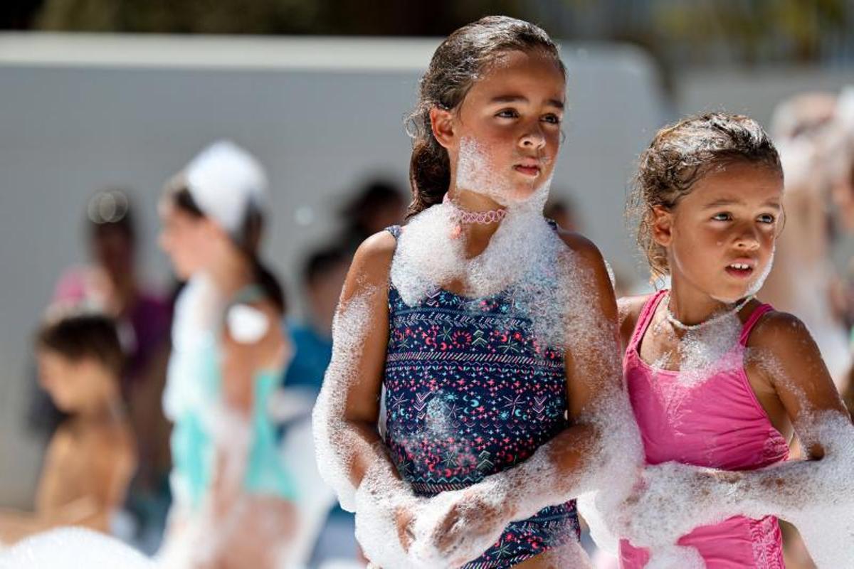 Colchonetas, fiesta de la espuma, espectáculo de magia y talleres: Todas las imágenes de la jornada de las Festes de la Terra protagonizada por los vecinos más pequeños Colchonetas, fiesta de la espuma, espectáculo de magia y talleres: Todas las imágenes de la jornada de las Festes de la Terra protagonizada por los vecinos más pequeños