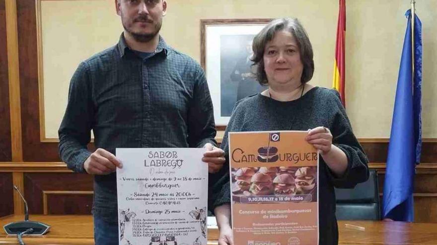 Los ediles Alberte Lamazares y Xulia Dacal, con los carteles.