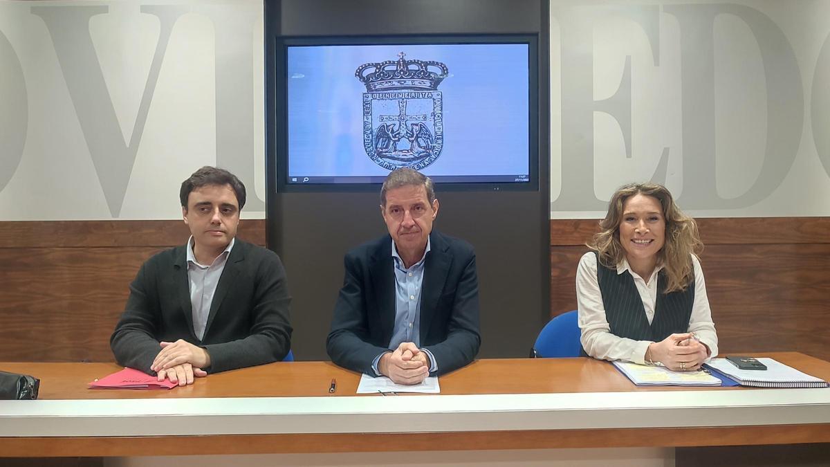 Por la izquierda, Javier Ballina, Carlos Fernandez Llaneza y Sonia Fidalgo.