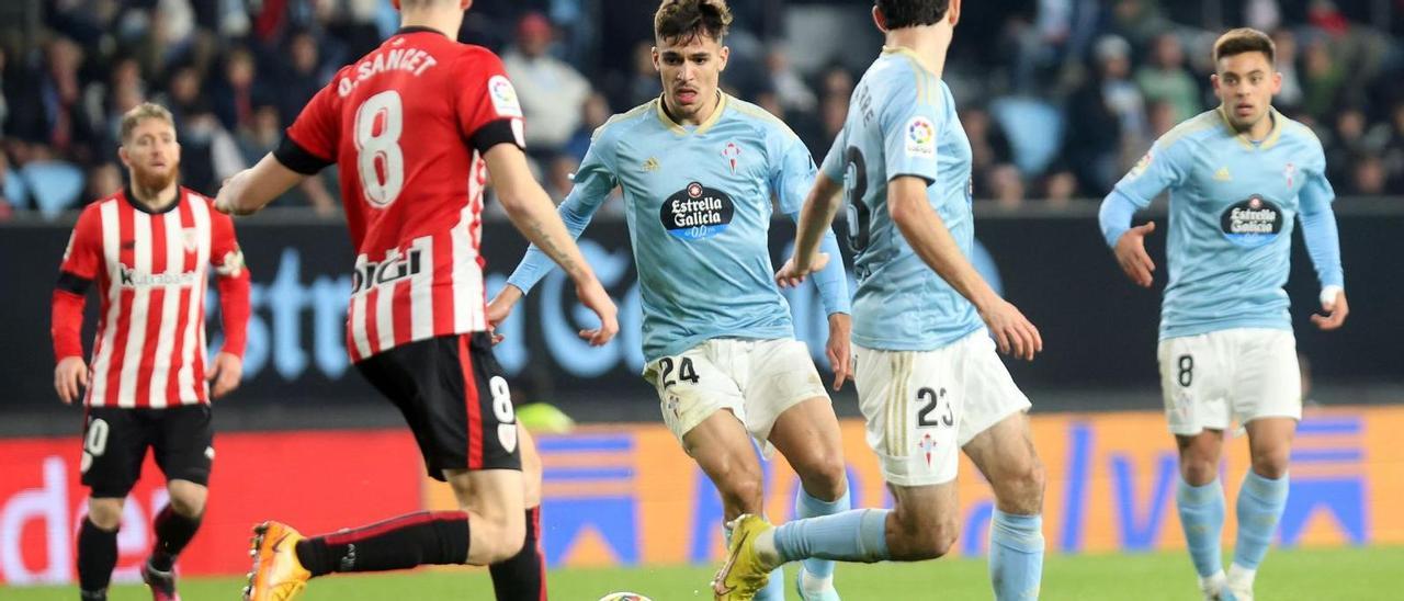 Gabri Veiga encara a Sancet 
en presencia de Luca de la 
Torre y Beltrán, durante 
el choque disputado ante el 
Athletic ayer en  Balaídos.  | // MARTA G. BREA