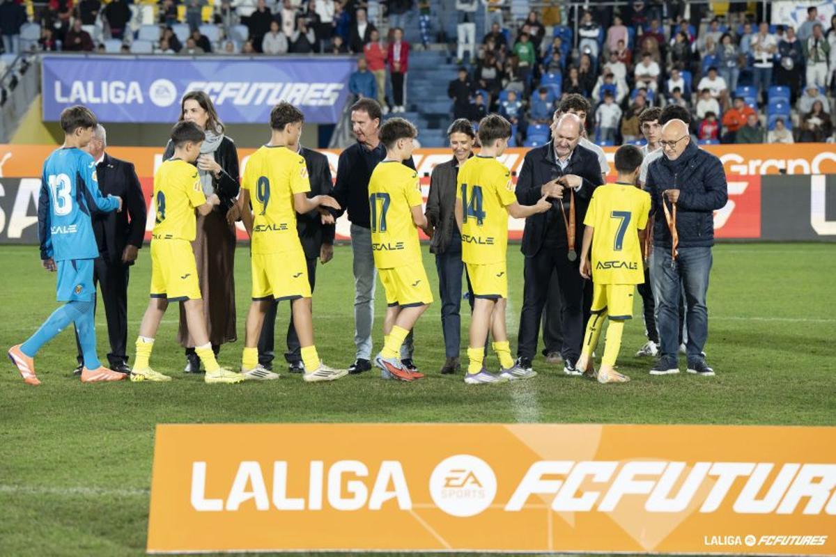 El Villarreal, los subcampeones del torneo recibiendo la medalla de plata junto a Campoamor, Morales, de la Morena y Louzán.