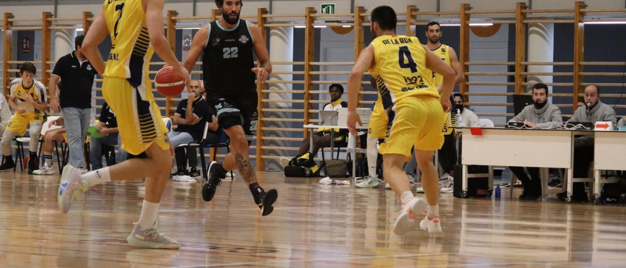 Jordi Grimau, del CB Sant Antoni, en ataque ante el Canoe.