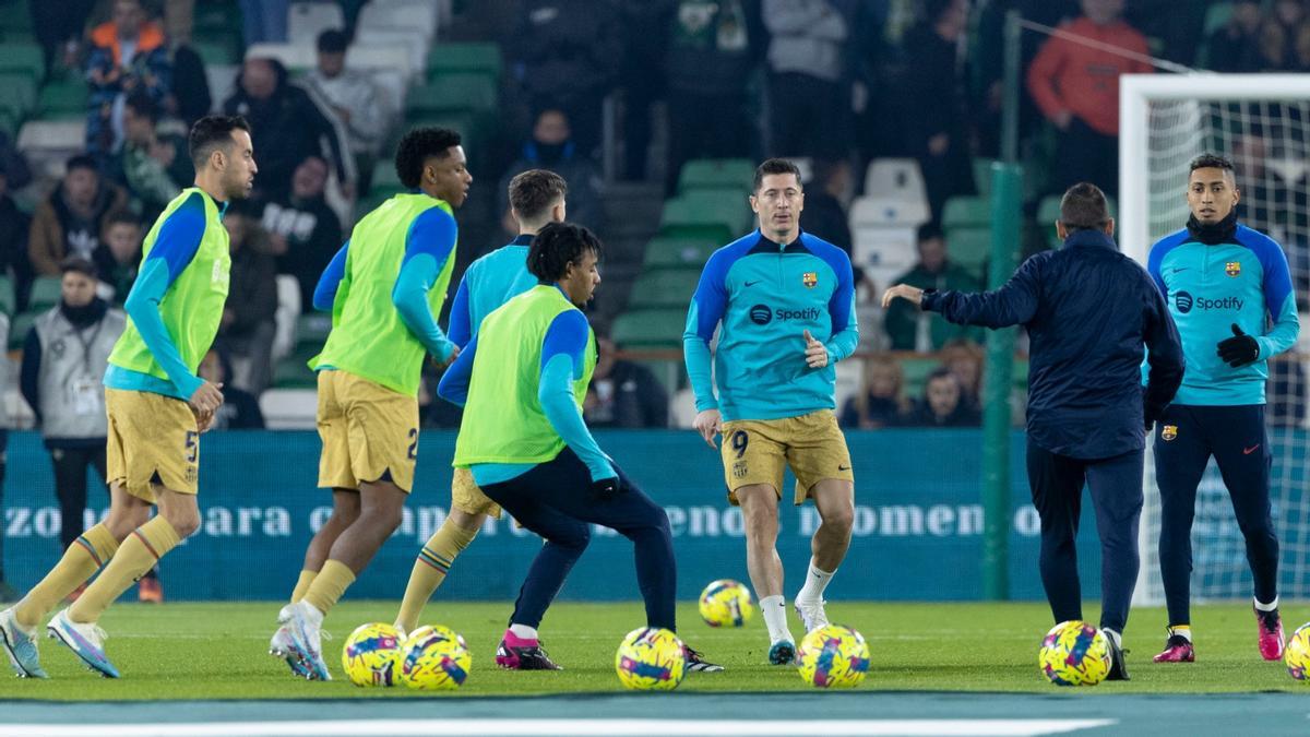 ¡Lewy vuelve a la Liga! Así se divierte el 9 del Barça en el calentamiento previo al encuentro ante el Betis