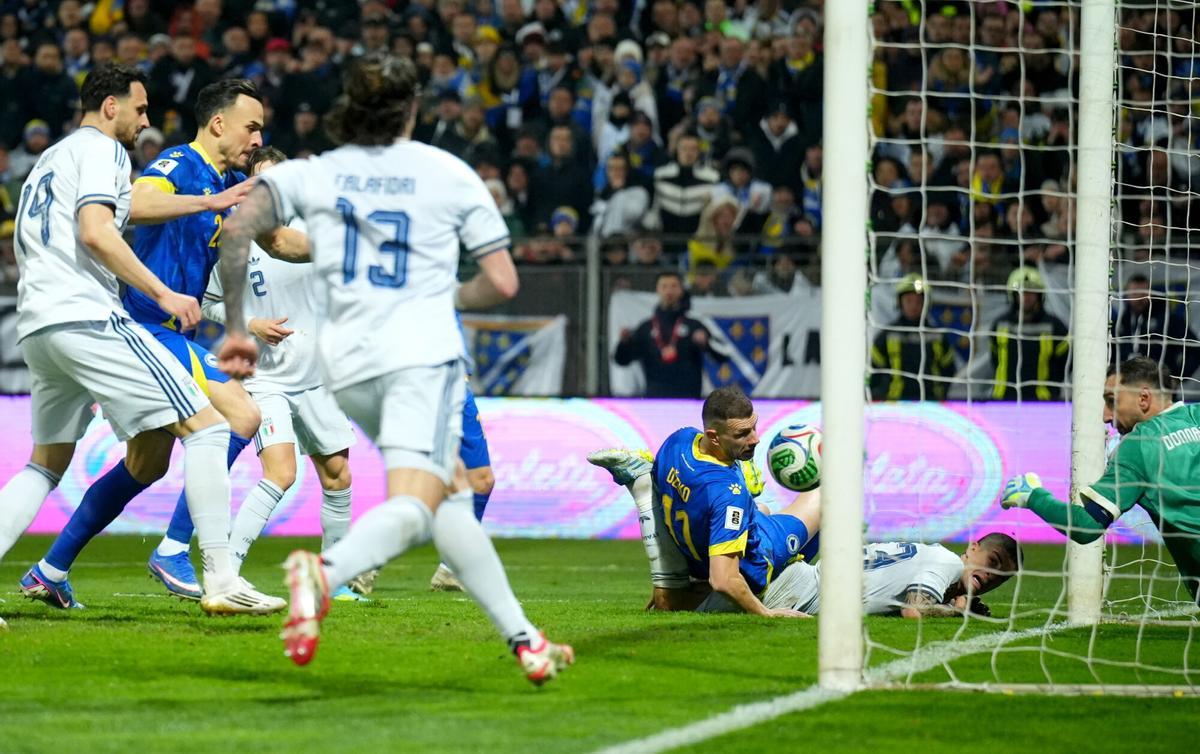 Zenica (Bosnia and Herzegovina), 31/03/2026.- Haris Tabakovic (2L) of Bosnia and Herzegovina scores the 1-1 during the FIFA World Cup 2026 European playoff match between Bosnia and Herzegovina and Italy in Zenica, Bosnia and Herzegovina, 31 March 2026. (Mundial de Fútbol, Bosnia-Herzegovina, Italia) EFE/EPA/NIDAL SALJIC