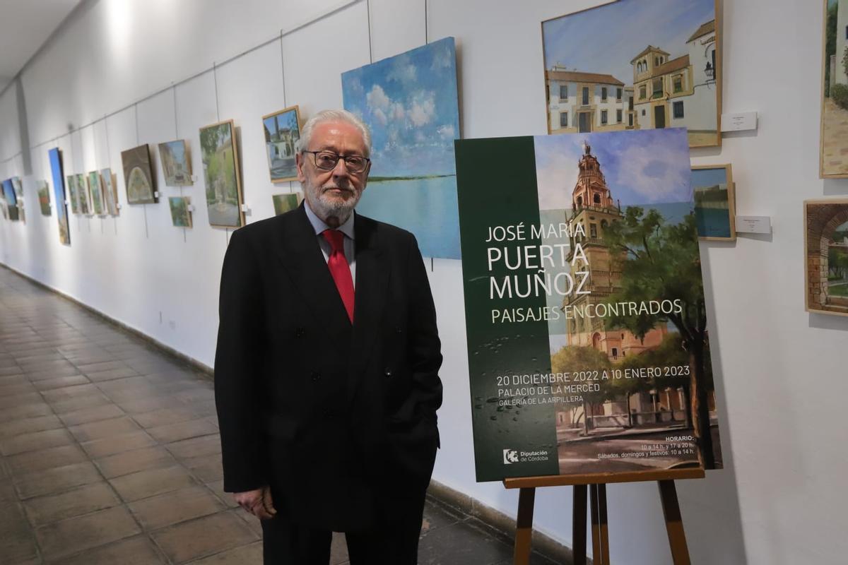 José María Puerta junto al cartel de su exposición 'Paisajes encontrados'