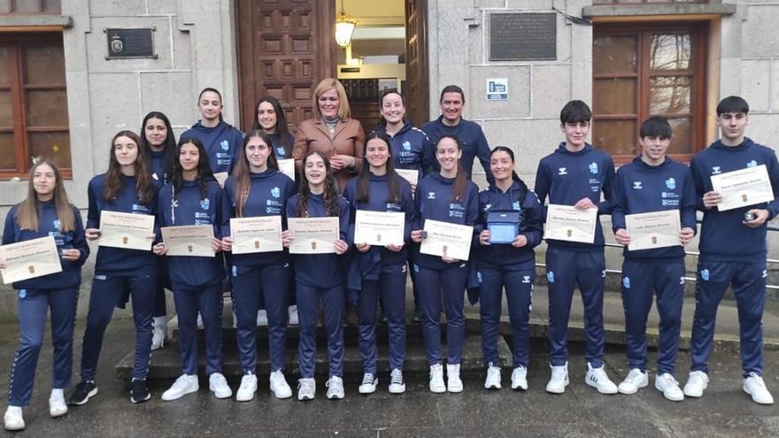 Los participantes en el nacional de balonmano reciben el diploma ‘Orgullo redondelán’