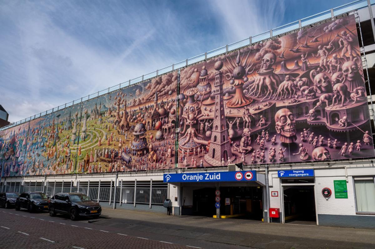 Un panel exterior con imágenes de la exposición, en Breda.