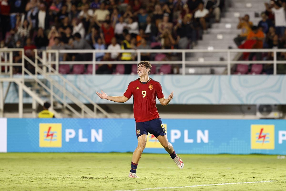 El español Marc Guiu celebra su gol contra Japón