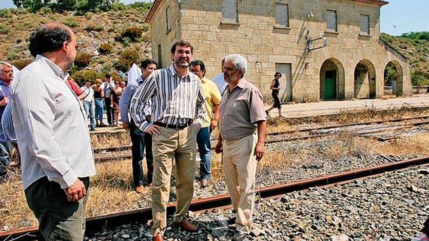 Anxo Quintana, durante su intervención en la estación ferroviaria de Lubián.