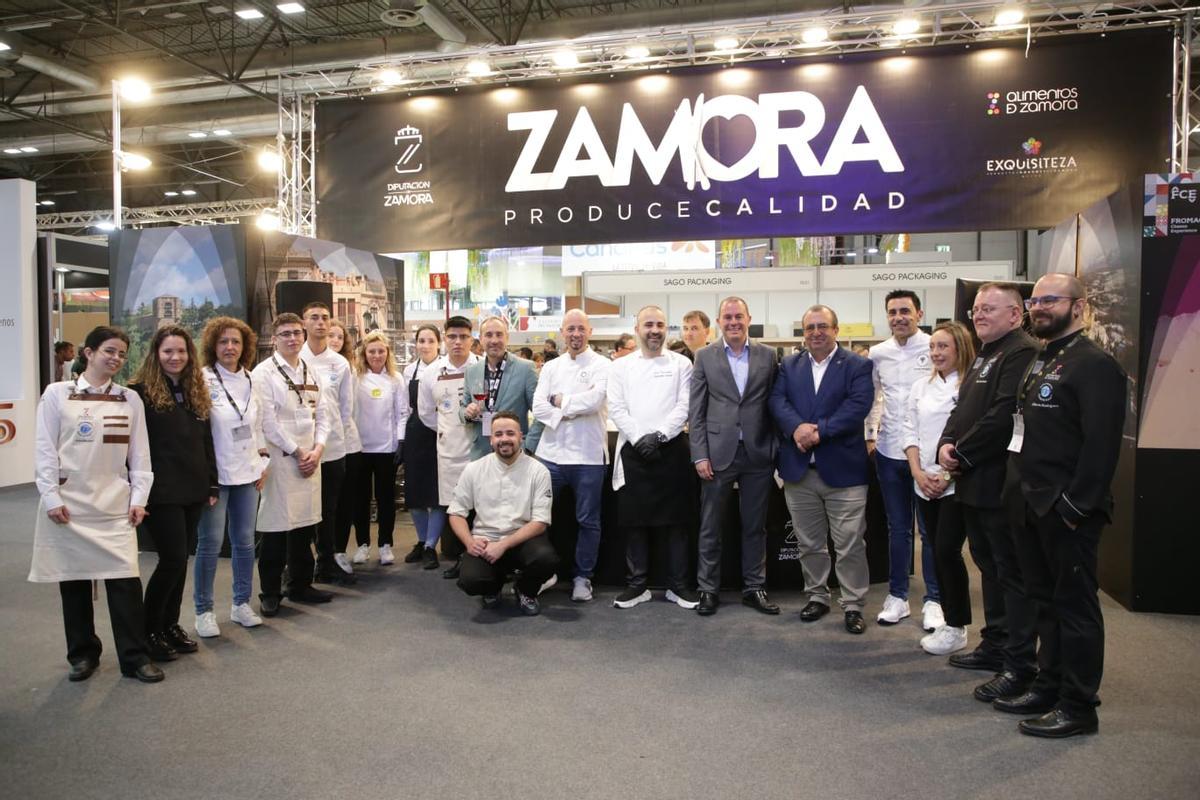 Foto de familia de la Diputación de Zamora con algunos de los chefs