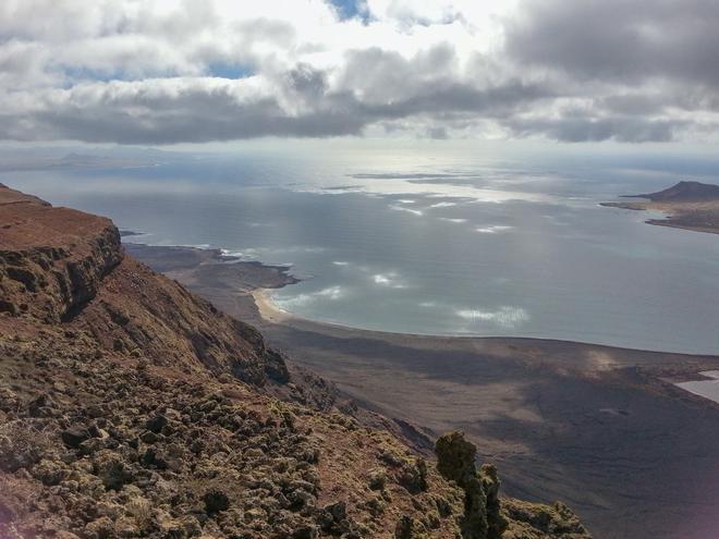 Riscos de Fámara y el Mirador del Río desde la isla de Lanzarote