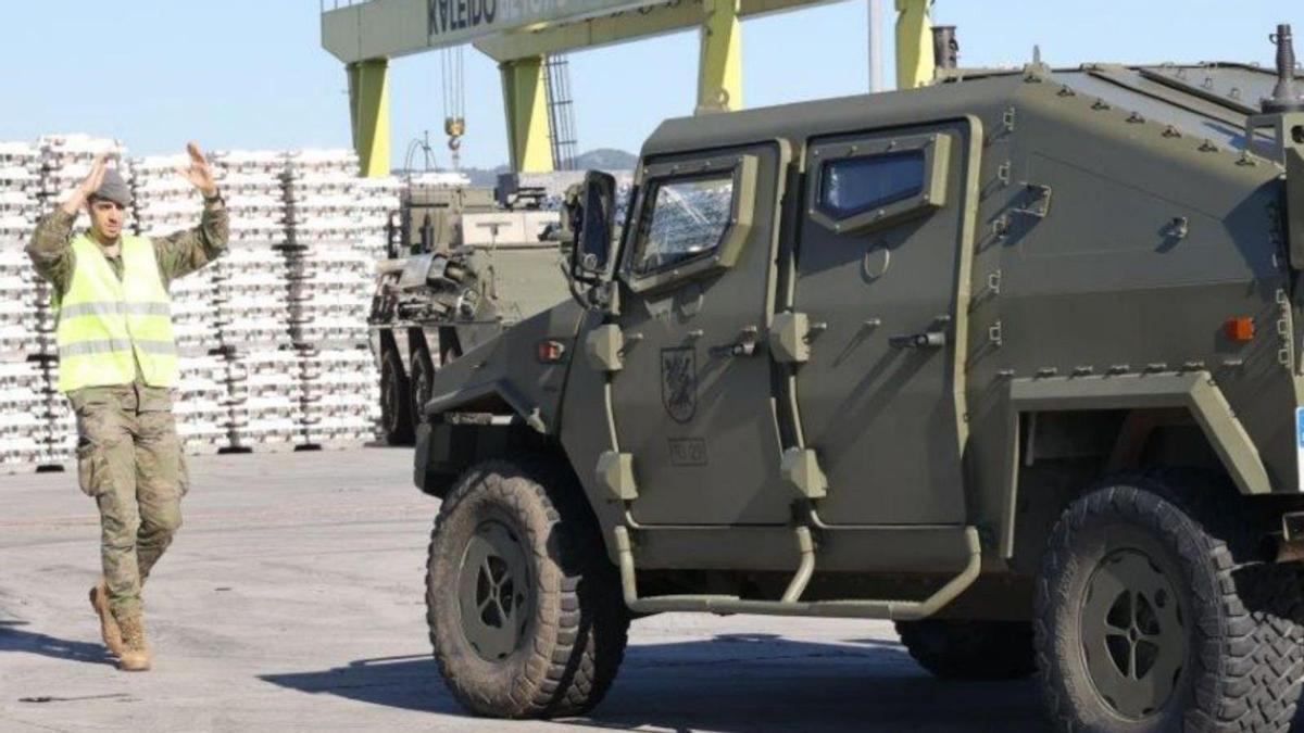 Un militar dirige a un vehículo ayer en el Puerto de Vigo.