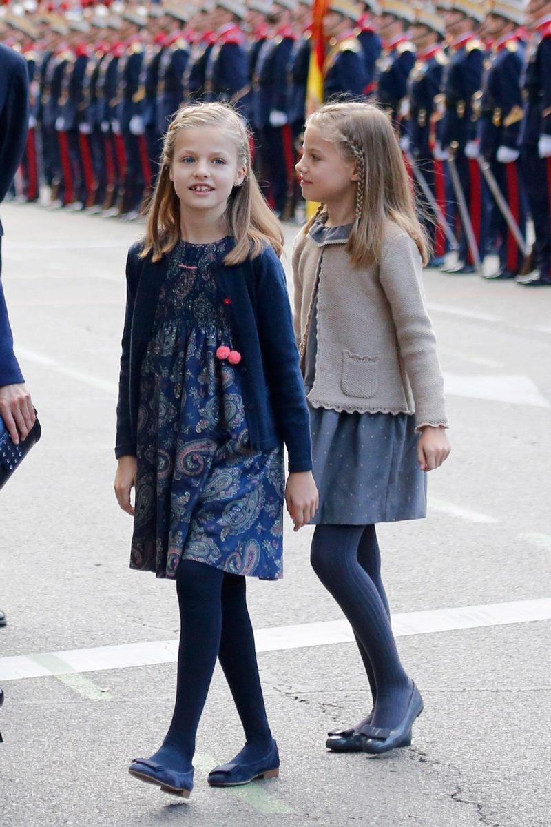 Los looks de Leonor y Sofía en el desfile de las Fuerzas Armadas