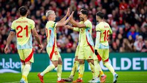 Olmo felicita a Ayoze tras el segundo gol de España en su partido de ayer en Dinamarca. Olmo felicita Ayoze després del segon gol d’Espanya en el partit d’ahir a Dinamarca