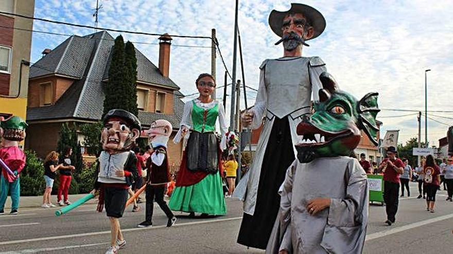 Los gigantes y cabezudos pasean entre las calles de Camarza de Tera.