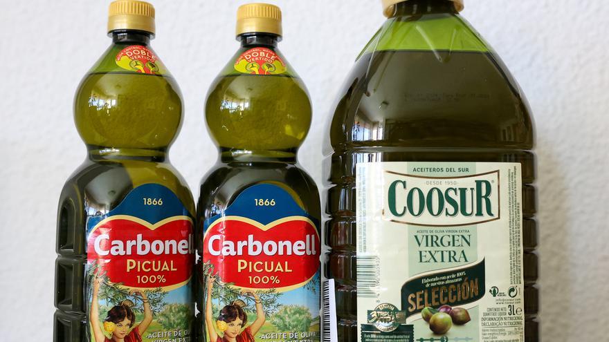 Archivo - Una garrafa y dos botellas de aceite, en Madrid (España)