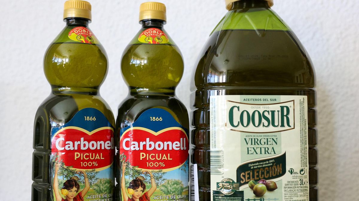 Archivo - Una garrafa y dos botellas de aceite, en Madrid (España)
