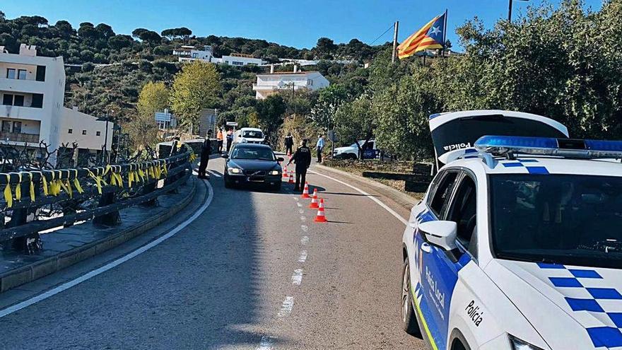 La Policia Local, ahir als accessos de Cadaqués.