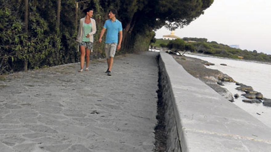 Entre el paseo y el muro de contención se observa una separación, fruto del desgaste.