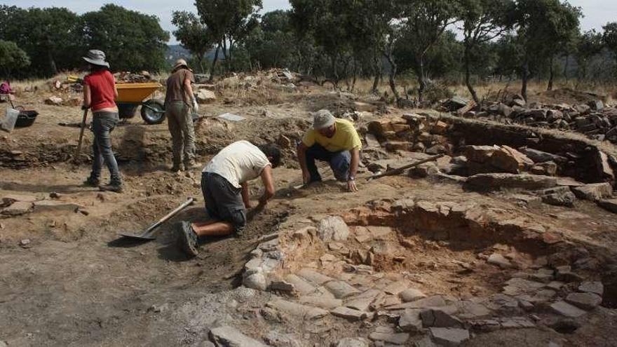 Trabajos de excavación en el yacimiento de &quot;El Castillón&quot;.