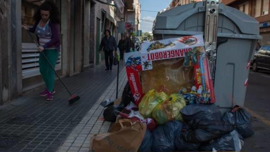 El tripartito duda de que la contrata de limpieza responda a las necesidades