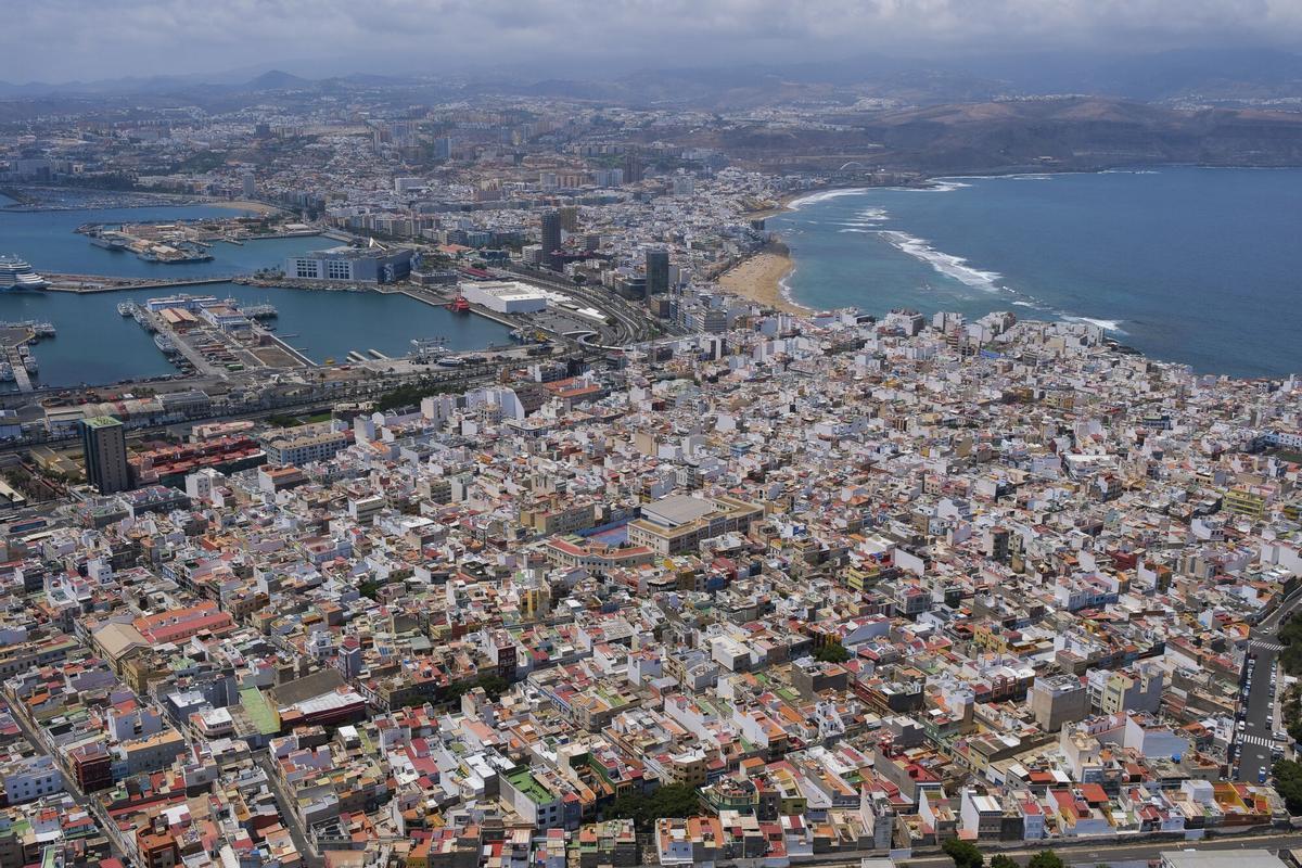 Vista aérea de Las Palmas de Gran Canaria. Barrio de La Isleta y playa de Las Canteras | 15/06/2025