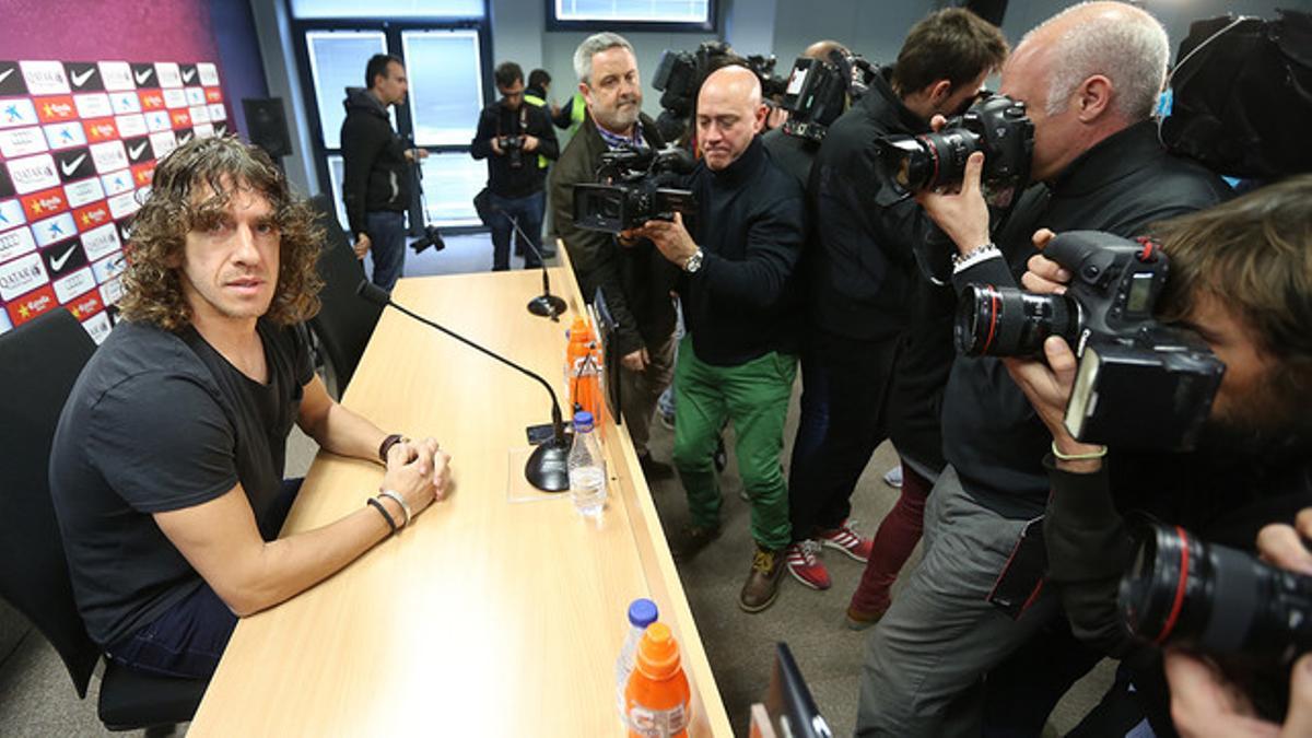 Carles Puyol, rodeado de cámaras antes de comenzar la comparecencia en la que ha anunciado su salida del Barça a final de temporada