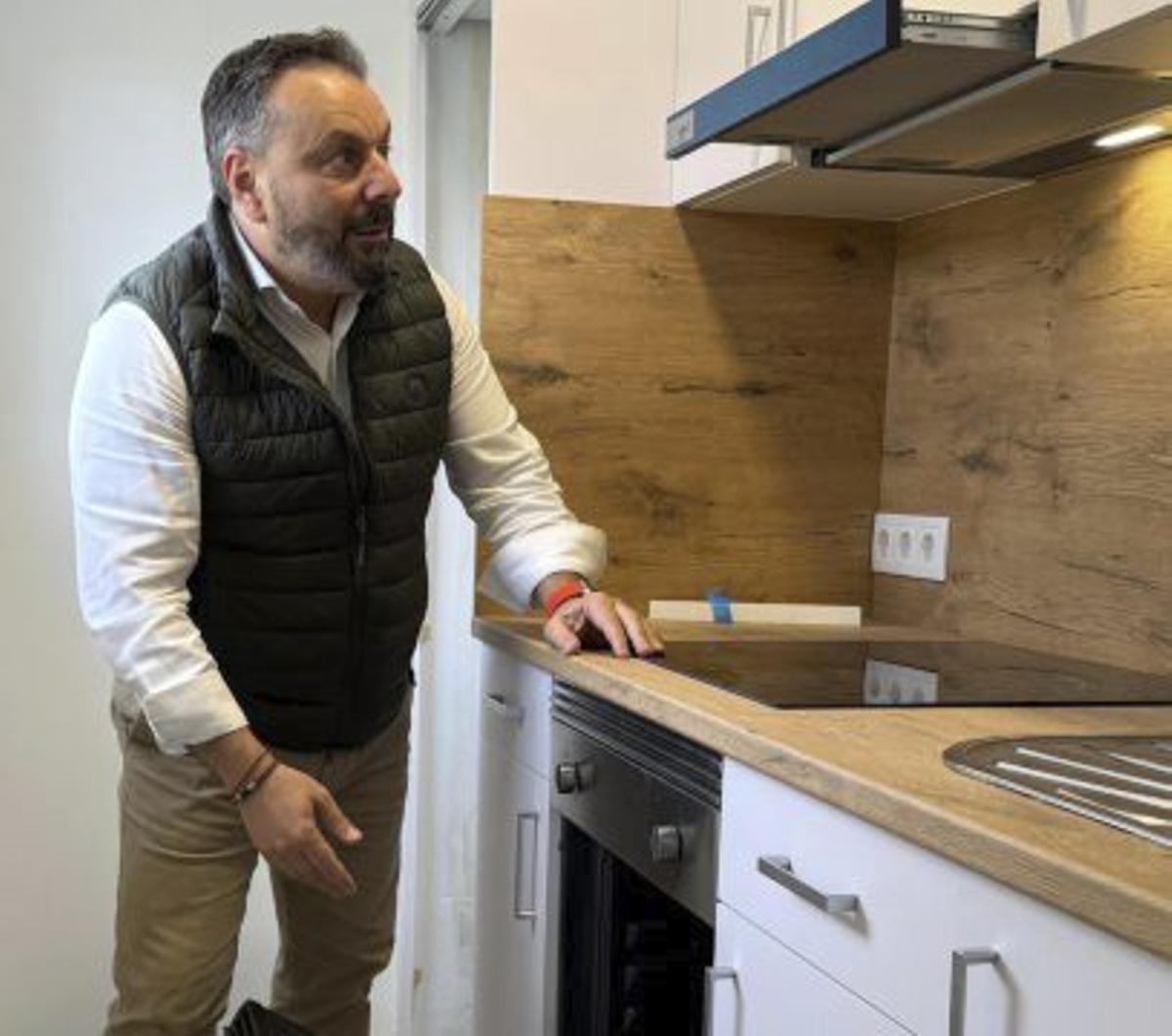 El alcalde, en una de las casas. | D.P.