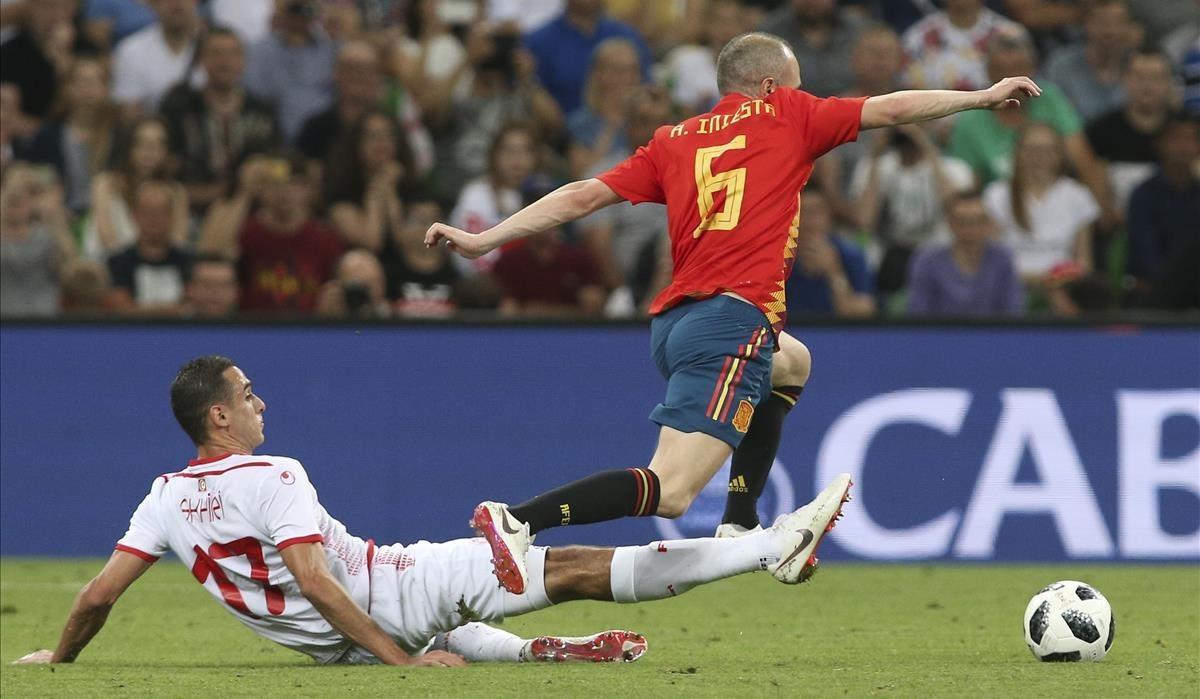 zentauroepp43685890 spain s andres iniesta  right  struggles for the ball with t180609230410