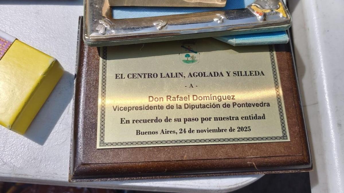 Placa del vicepresidente de la Diputación aparecida en un mercadillo de Pontevedra