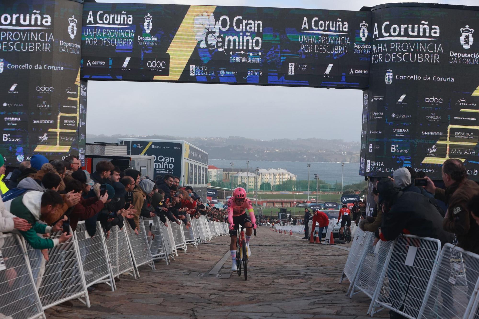 El joven corredor Joshua Tarling se impone en la contrarreloj inaugural de O Gran Camiño en A Coruña