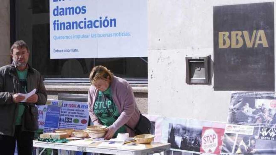 La mesa de recogida de firmas.