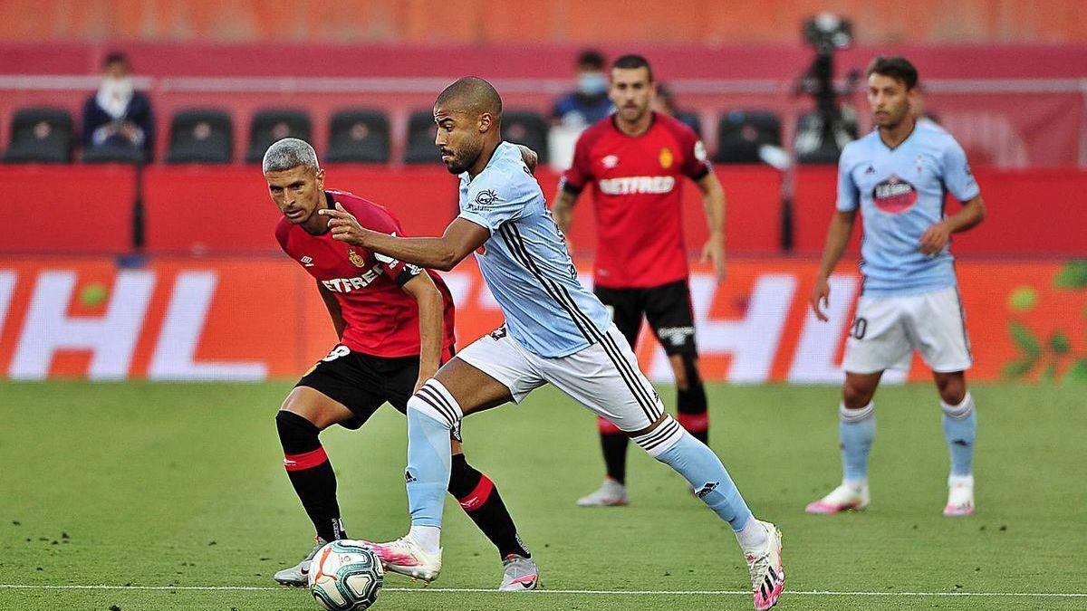 Rafinha conduce el balón ante Salva Sevilla.