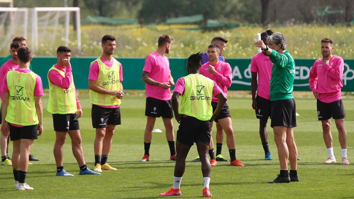 Pablo Alfaro da instrucciones a sus jugadores en el entrenamiento de hoy en la Ciudad Deportiva del Córdoba CF.