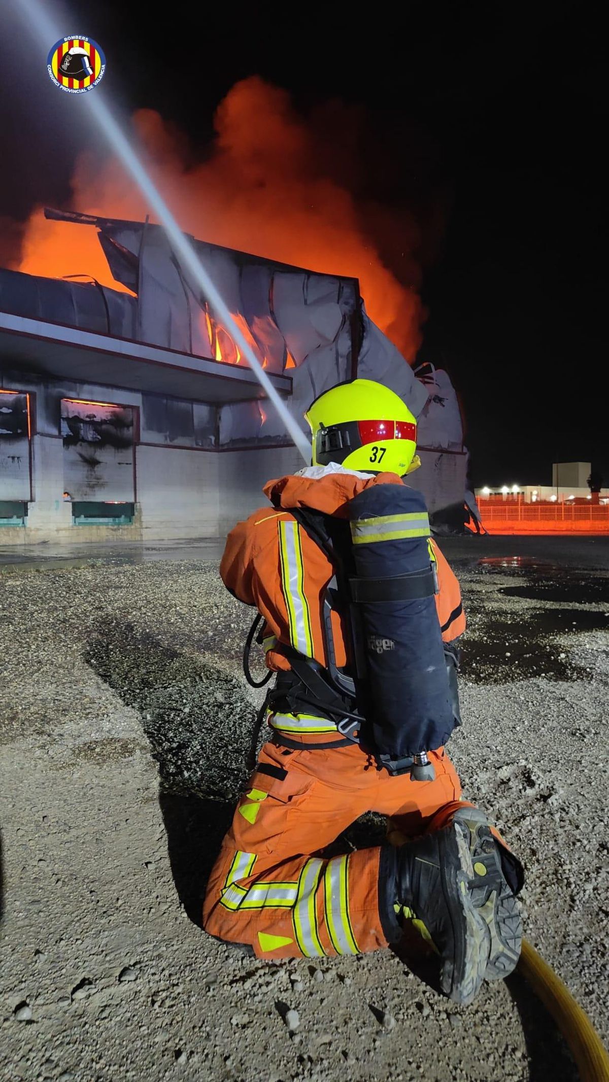 Labores de extinción del incendio industrial de Algemesí