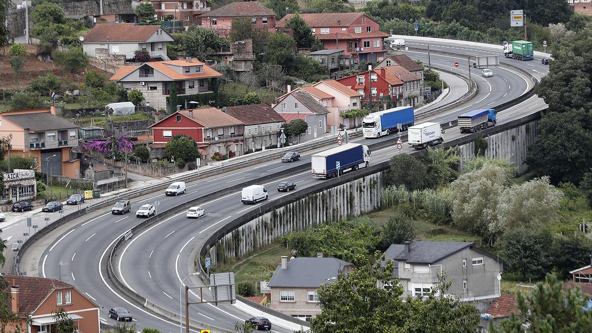 Vista general de la autovía A-55 a su paso por las curvas de Tameiga en Mos