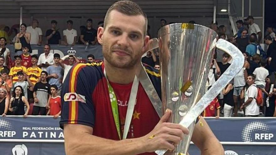 César Carballeira, con el trofeo de campeón de Europa. |  // LA OPINIÓN