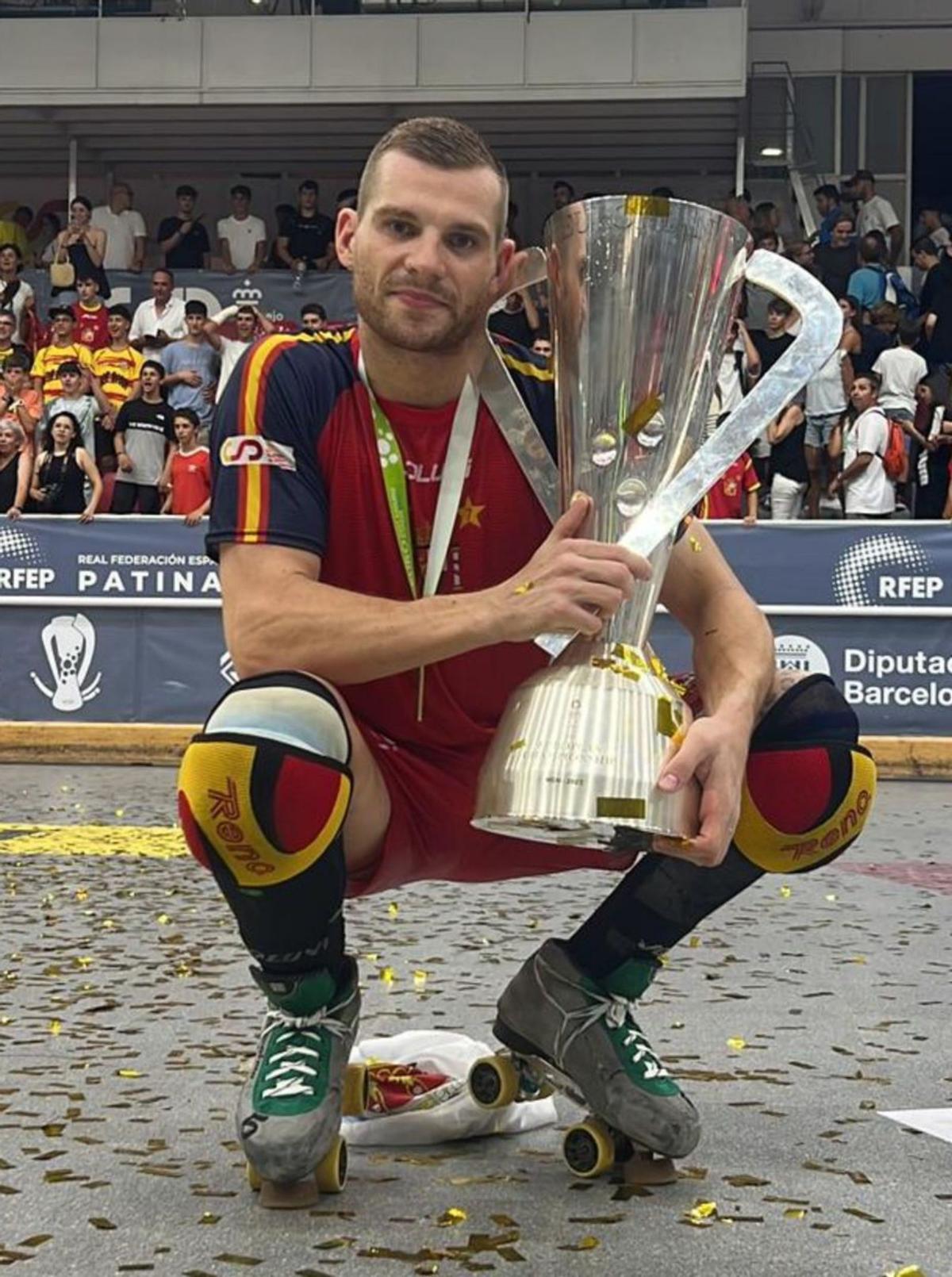 César Carballeira, con el trofeo de campeón de Europa. |  // LA OPINIÓN