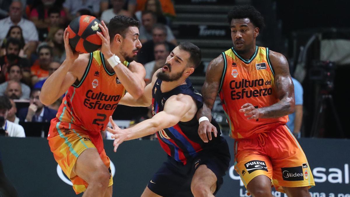 Josep Puerto, el extaronja Kalinic y Chris Jones, en el partido entre el Valencia Basket y el Barça
