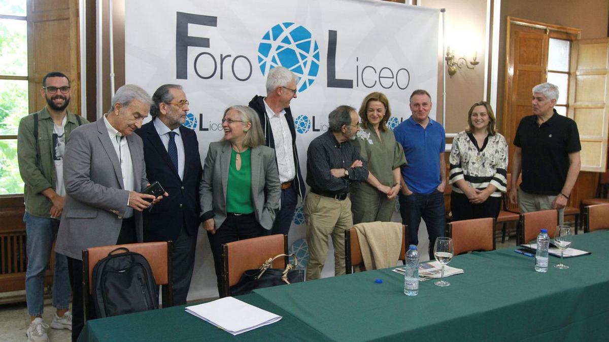 Miembros del Foro Liceo en la presentación del estudio, a la que asistió la vicerrectora Elena Rivo.   