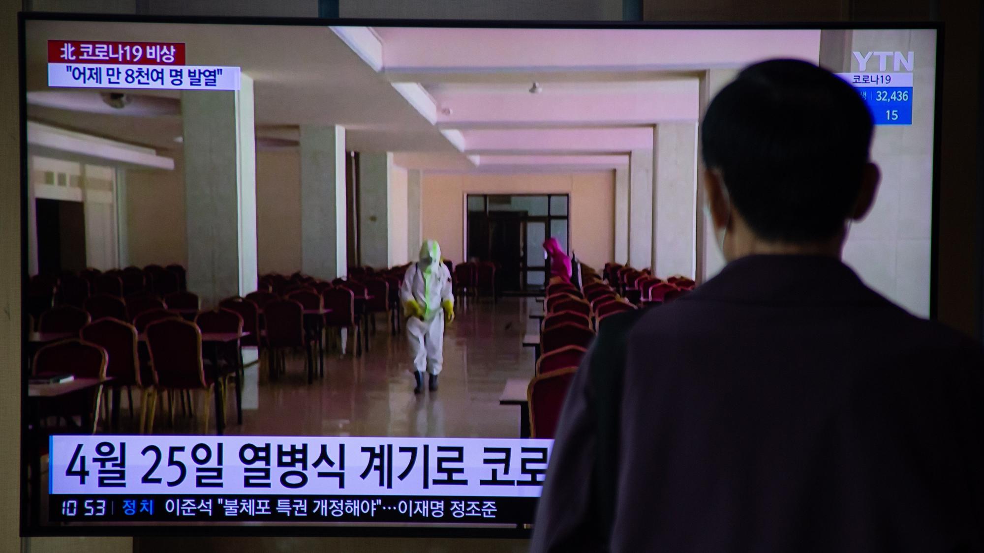 Un hombre surcoreano mira las noticias sobre el aumento de los casos de covid en Corea del Norte.