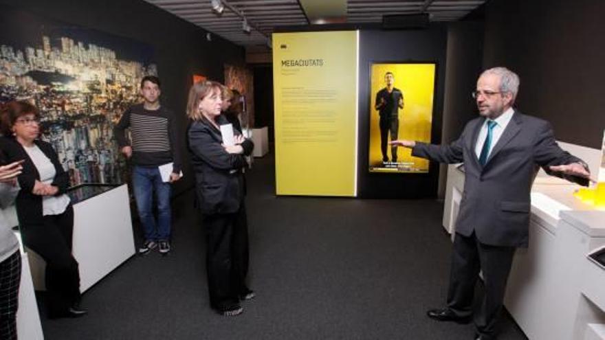 Rosa Gil i Jordi Aloi presenten l&#039;exposició.