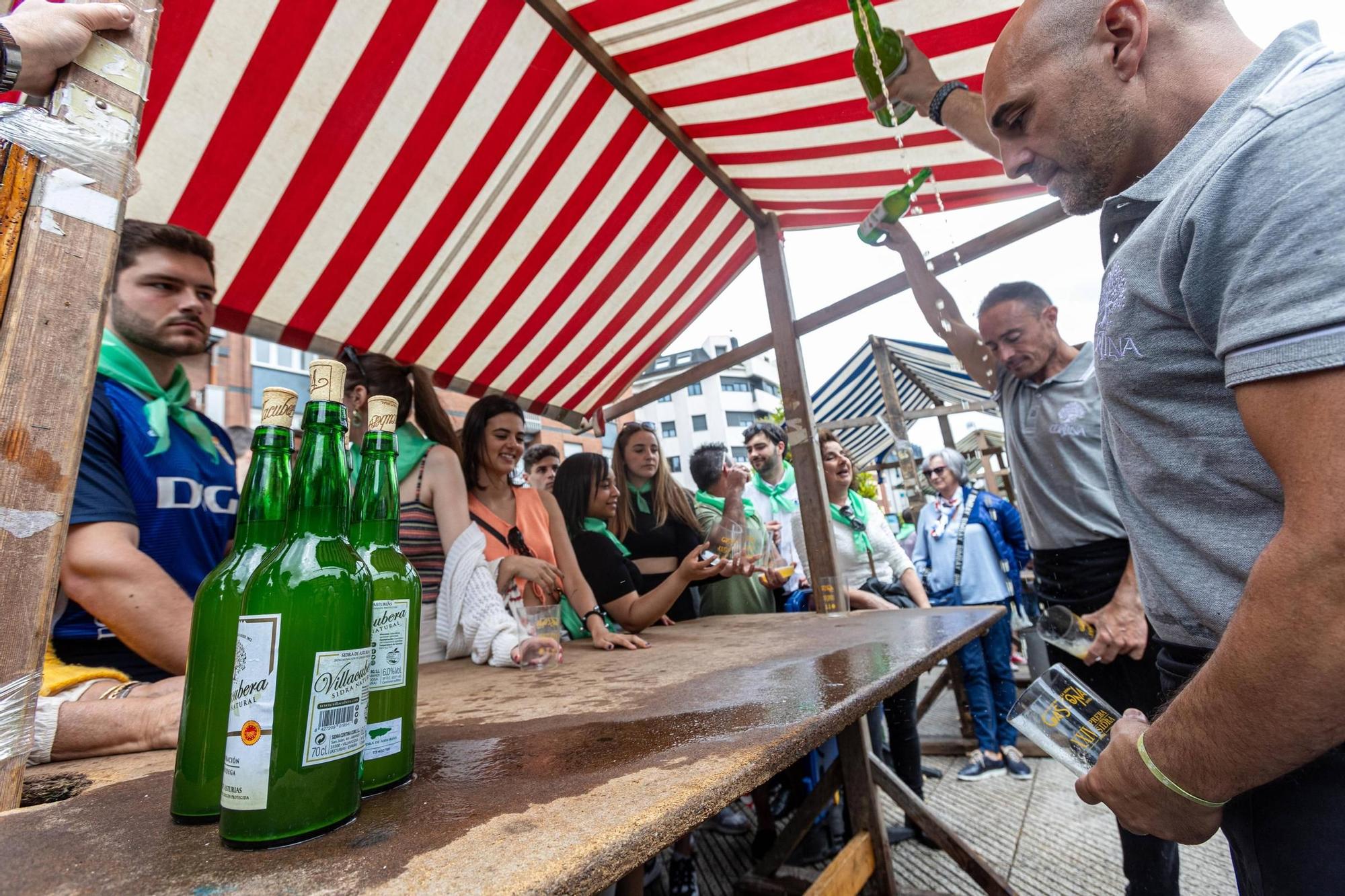 EN IMÁGENES: El buen tiempo y el oviedismo maridan una preba de la sidra multitudinaria en Gascona