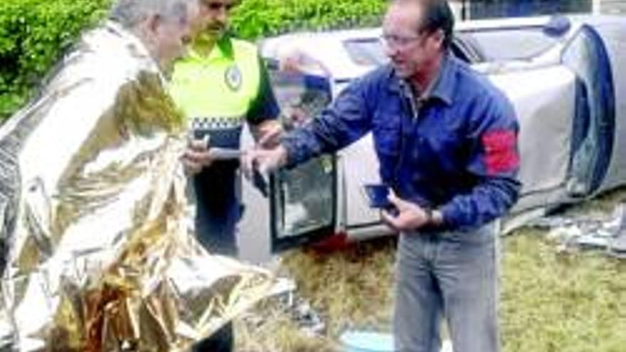 Un conductor se salta un semáforo y embiste a un turismo en la autopista