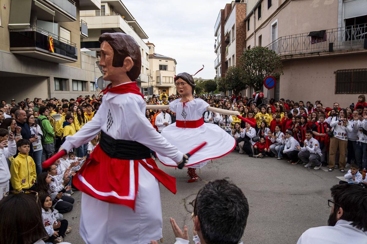 Imatges de l'estrena dels nous gegantons de l'Agrupació Sardanista de Súria, el Miquel i la Maria