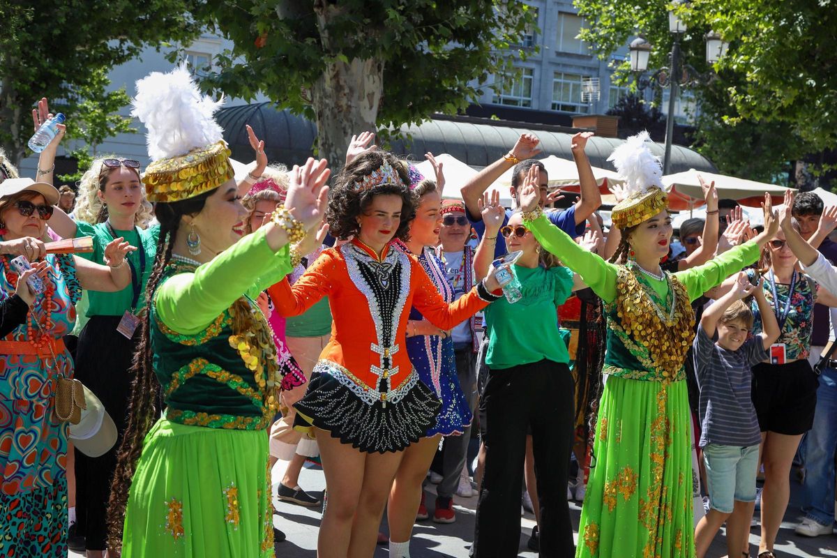 El público sigue los movimientos de las bailarinas de Uzbekistán.